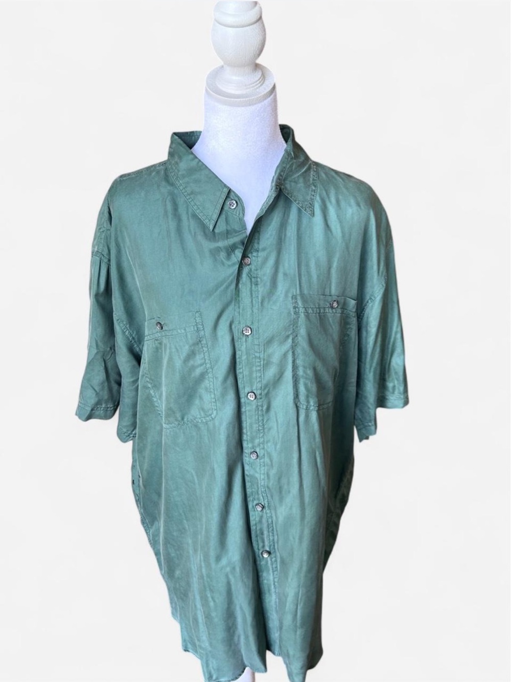 100% Silk Y2K Expressions New with Tag Green button up shirt with pockets